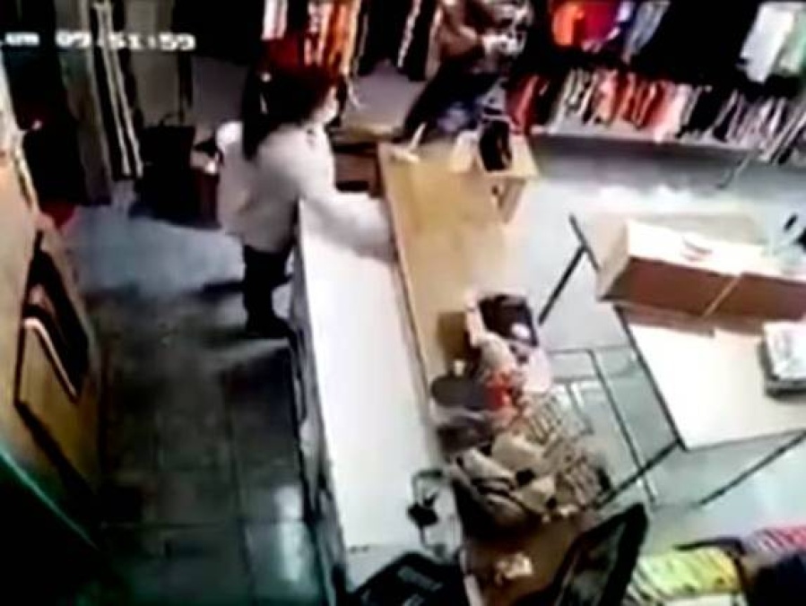 Con la excusa de ”un vestidito”, quiso robar en un local de Los Hornos: ”Andate de acá, ladrona de m...”