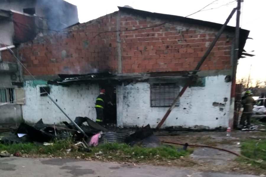 ”Yo prendí fuego la casa”: un vecino se responsabilizó por provocar el incendio en Tolosa y atacó a palazos a un policía