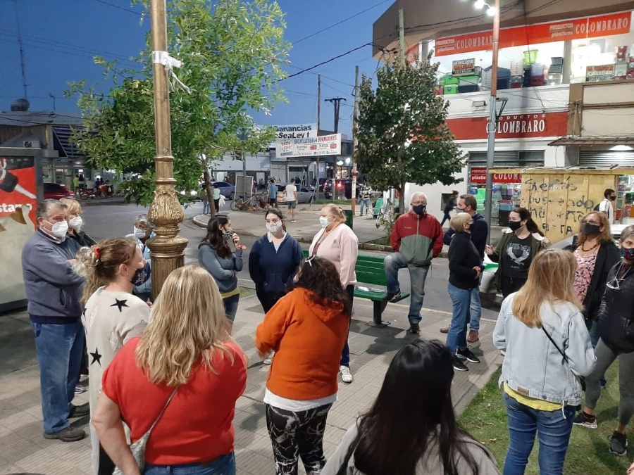 Vecinos de Villa Castells y Los Hornos salieron nuevamente a las calles contra la inseguridad: ”Somos nosotros o los chorros”