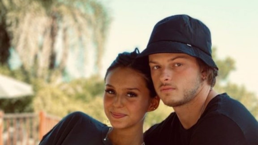 Juanita Tinelli y su novio, mimosos en la piscina