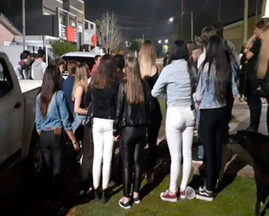 Subió a 1 millón de pesos las multas en La Plata por organizar juntadas masivas en casas o barrios cerrados