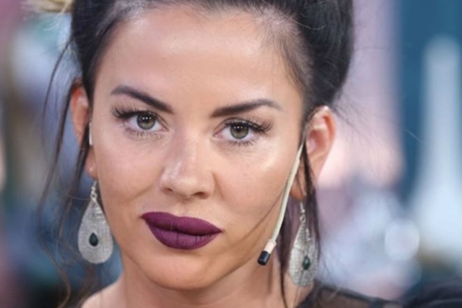 Reapareció Karina Jelinek: ”Estoy en otro país, casi hablando en neutro”