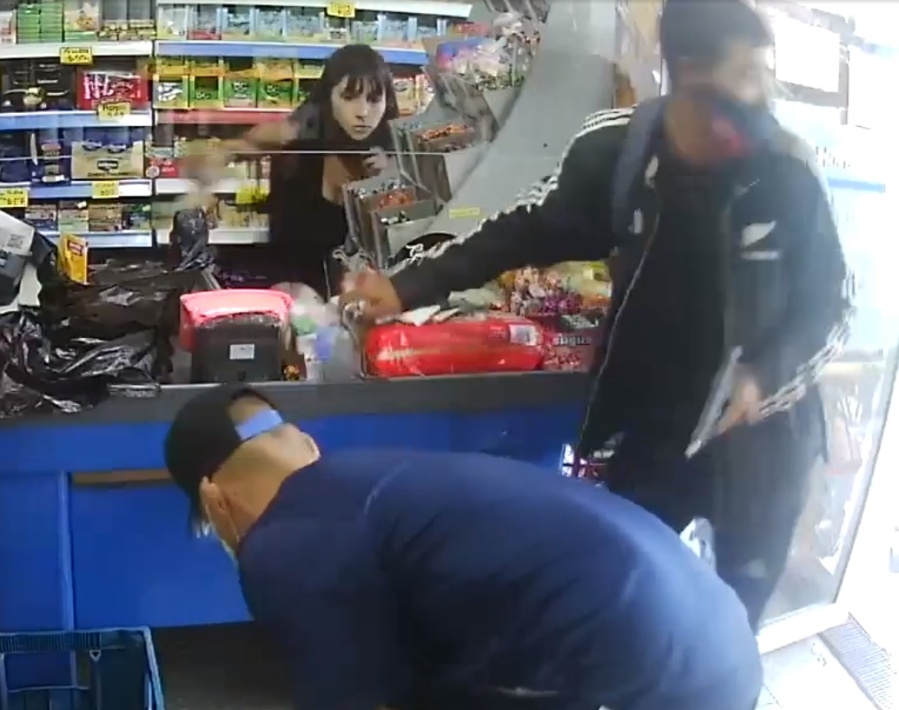 Allanaron la casa del joven baleado en el supermercado de La Cumbre: hallaron droga y municiones