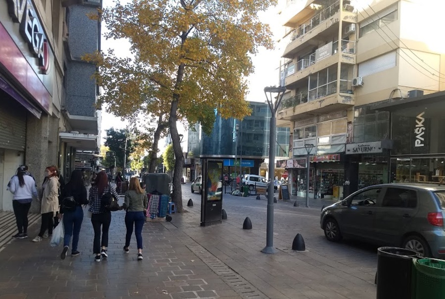 La Plata en Fase cero: la ciudad donde todos los comercios parecen esenciales y el Municipio hace la vista gorda