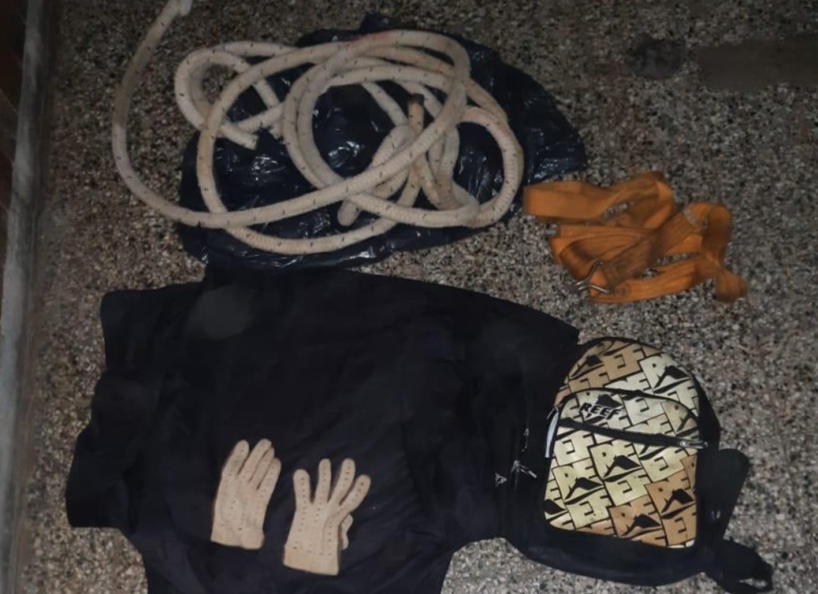 Un ”Hombre Araña” súper equipado casi roba en un comercio de Los Hornos entrando por el techo