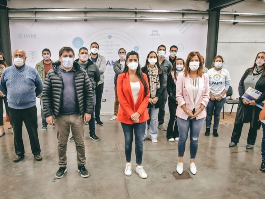 Luana Volnovich recorrió el nuevo vacunatorio del PAMI en La Plata y avanza la inmunización para los mayores de 60 años