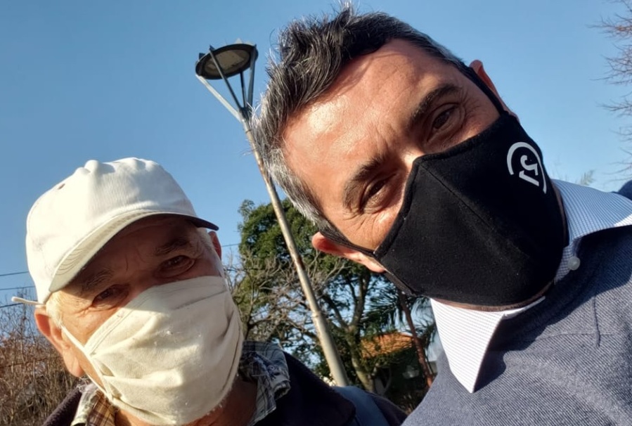 Un ”trapito” caminaba de Olmos al Hospital Italiano para trabajar y le consiguieron una bici: “Me largué a llorar”