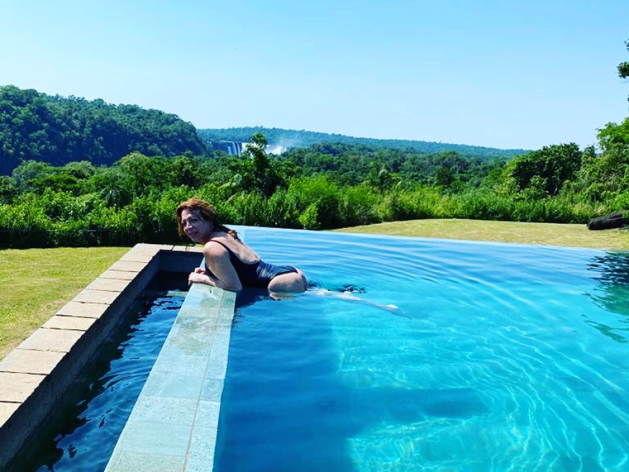 Lizy Tagliani posteó una foto en bikini, encendiendo las redes y bromeó: ”La 'Foca' Sarli”