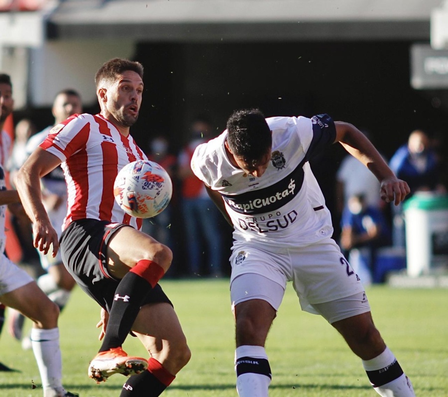 Estudiantes y Gimnasia se sacaron chispas pero no pudieron cortar la racha pincharrata