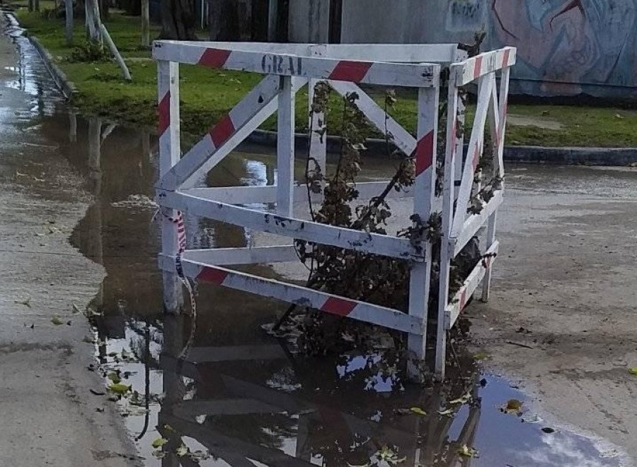 Preocupa en Los Hornos una ola de robos de tapas de registro y temen por accidentes