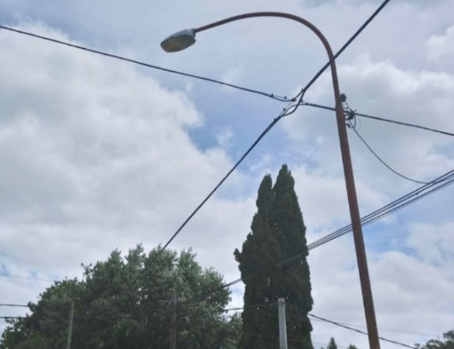 Gonnet, a oscuras por la rotura de dos luminarias: crece el miedo por la inseguridad