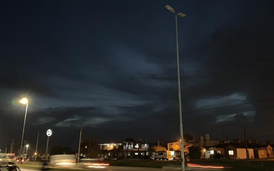 En 44 y 189 dejó de funcionar la luminaria y temen por un inminente accidente de tránsito