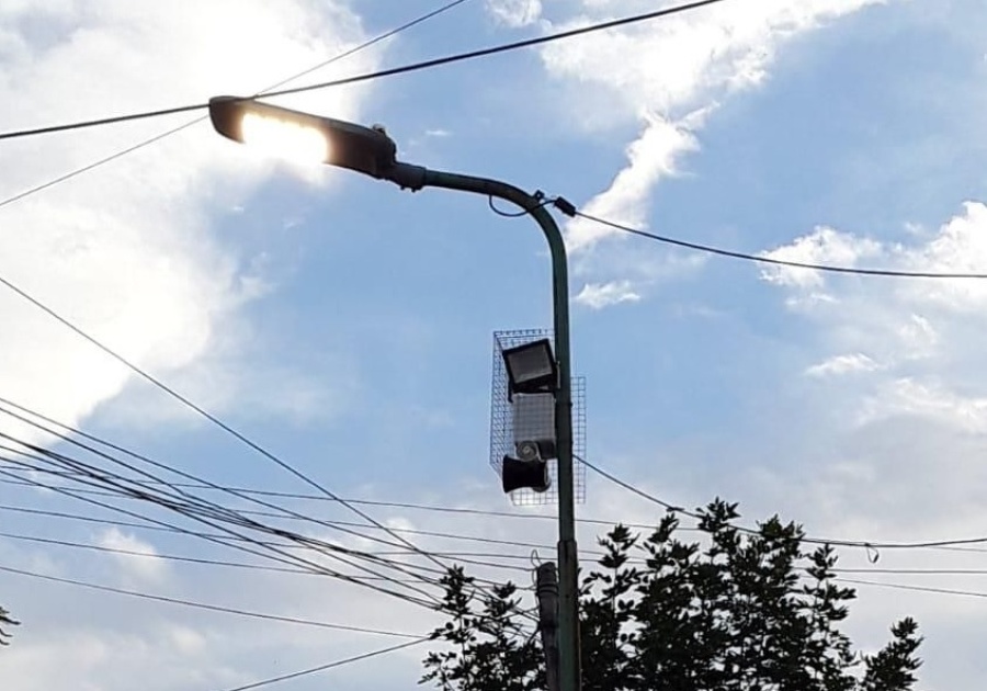 En Barrio Hipódromo llevan 8 meses con una luz prendida las 24 horas