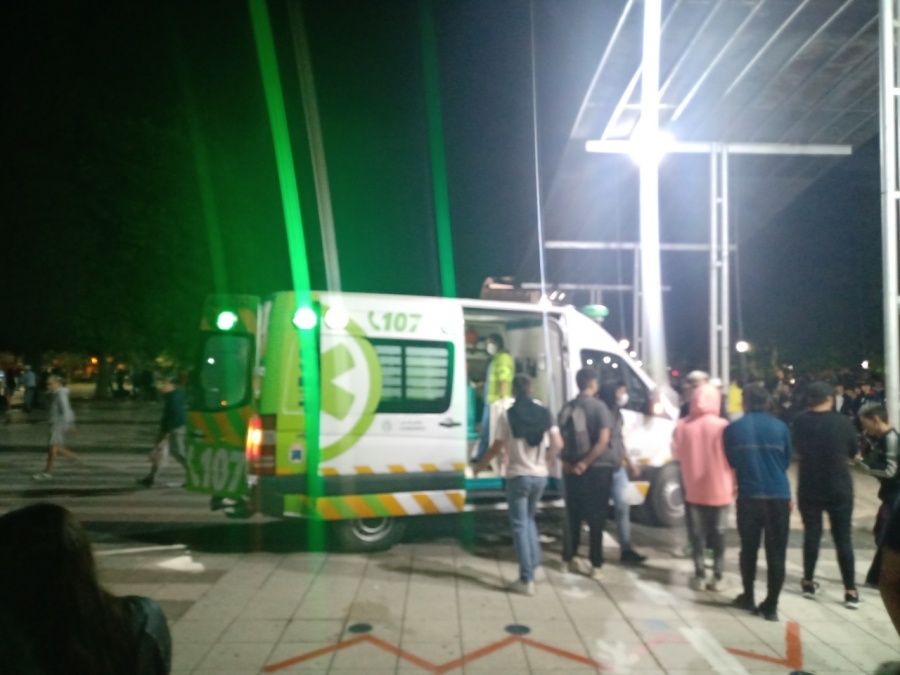 Volvieron a desalojar una fiesta clandestina en Plaza Malvinas: Había 1500 jóvenes platenses reunidos