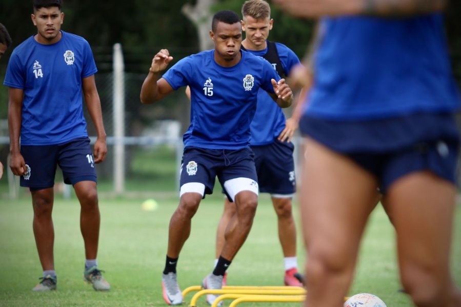 El Lobo con cambios obligados y varias dudas trabaja en el predio de Abasto