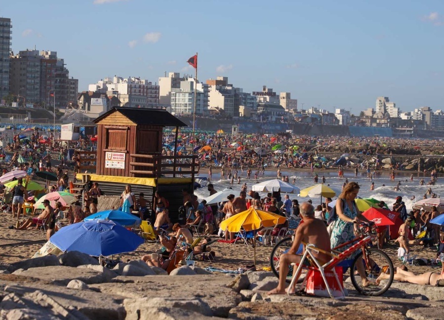 El agua en Mar del Plata superó los 24 grados y es el valor más alto en 8 años