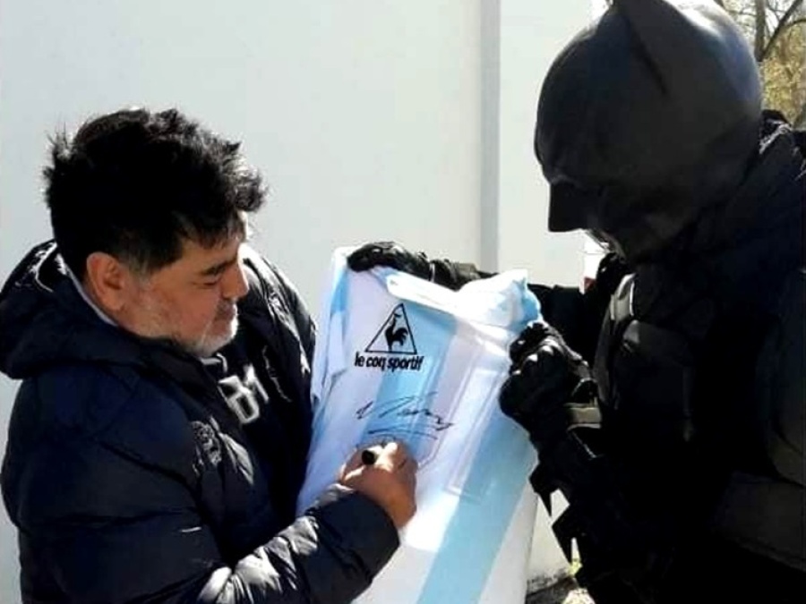El Batman Solidario subasta la camiseta firmada por Maradona buscando recaudar fondos para el Hospital de Niños de La Plata