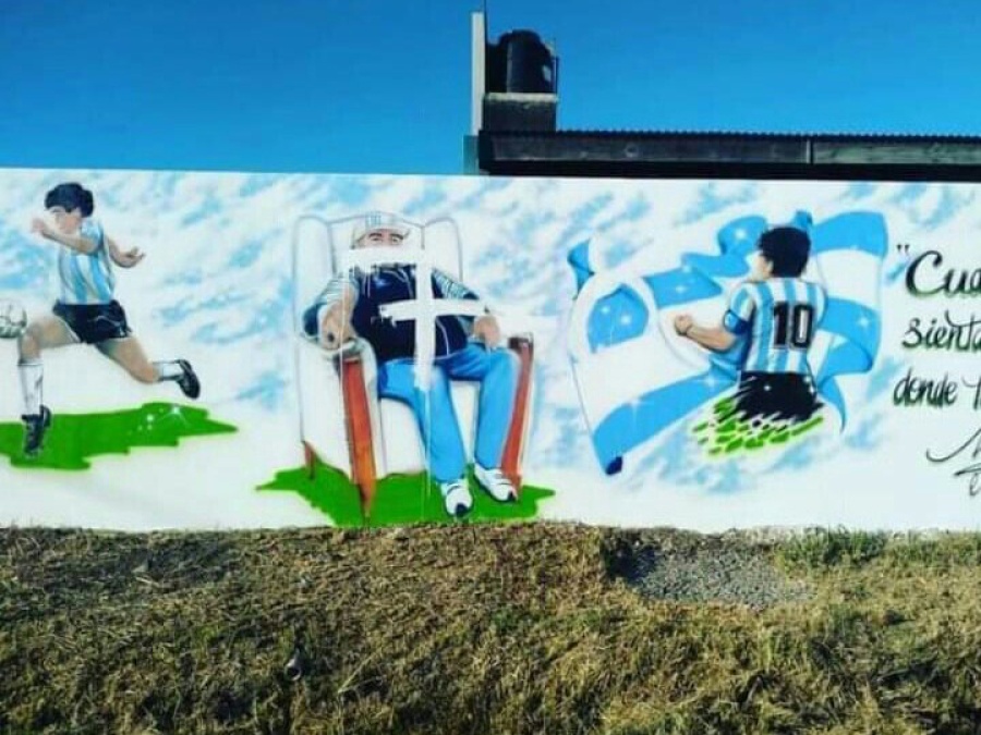 Un mural de Maradona con la ropa de Gimnasia apareció escrachado con el número 7 y generó mucho repudio
