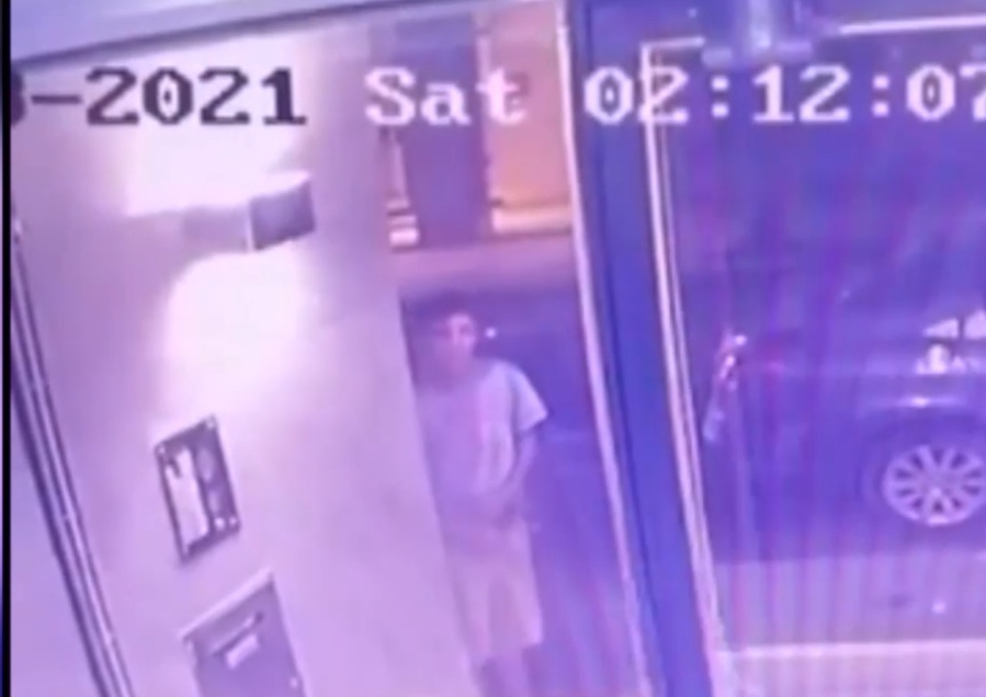 Buscan a un joven que persigue a mujeres y se toca sus partes íntimas en Recoleta