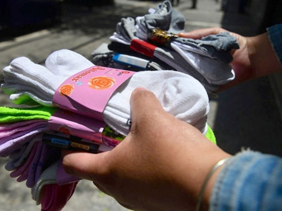 La inteligente táctica de un vendedor ambulante que se hizo viral: ”Se te cayó plata”