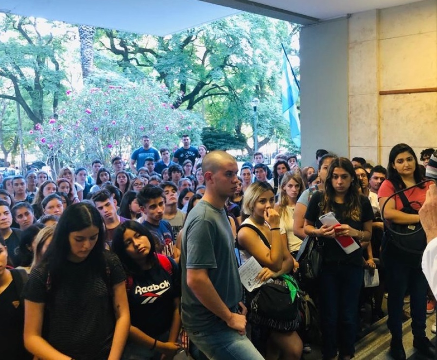 Todos calientes en Medicina de La Plata: bocharon a más de 500 alumnos tras un caótico examen virtual