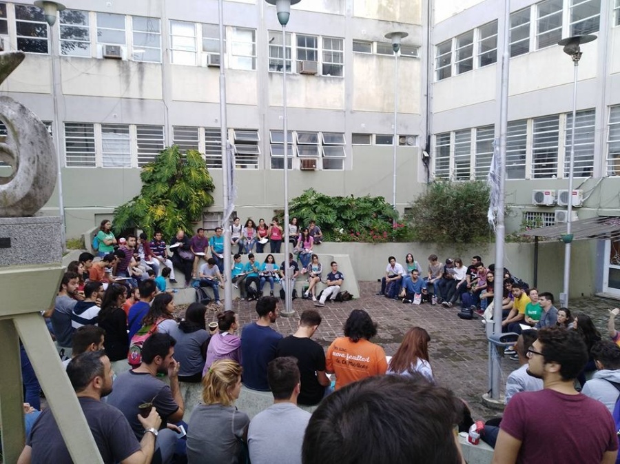 Una alumna de la UNLP fue golpeada en medio de una clase virtual y detuvieron a su marido