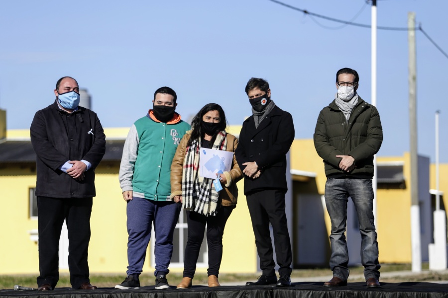 Axel Kicillof encabezó la entrega de 53 viviendas en Ranchos