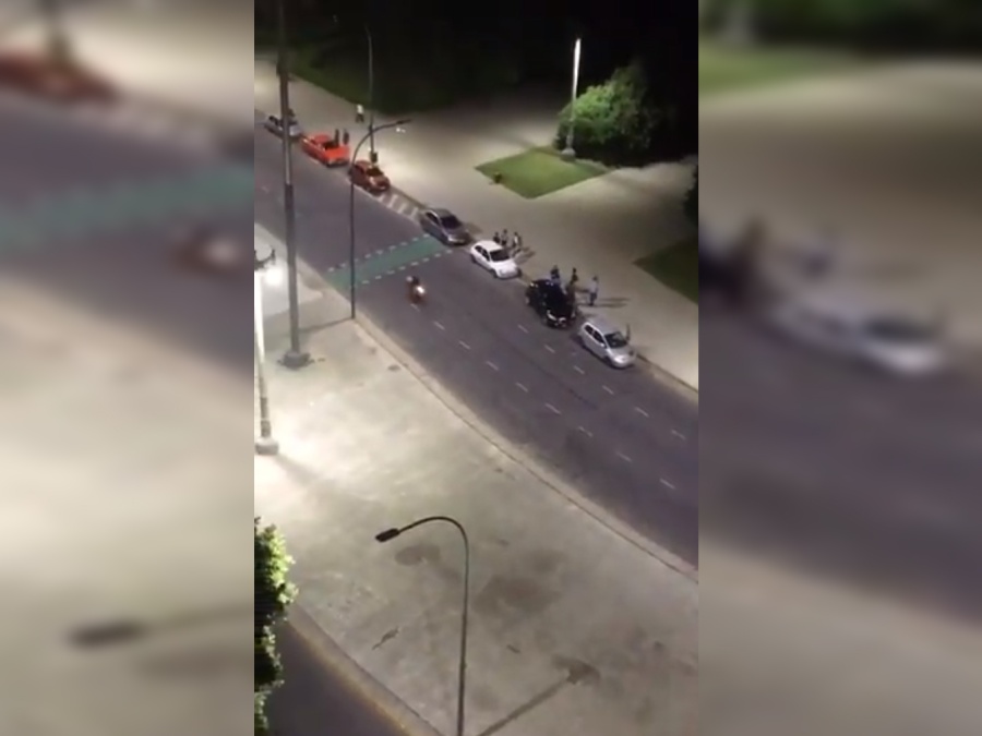 Gente y autos con música fuerte a la noche en Plaza Moreno: ”Convirtieron la plaza en un boliche”
