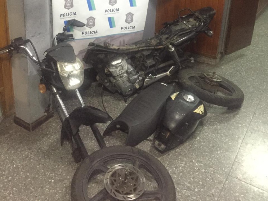 Robaban motos en La Plata y las desarmaban en plena calle