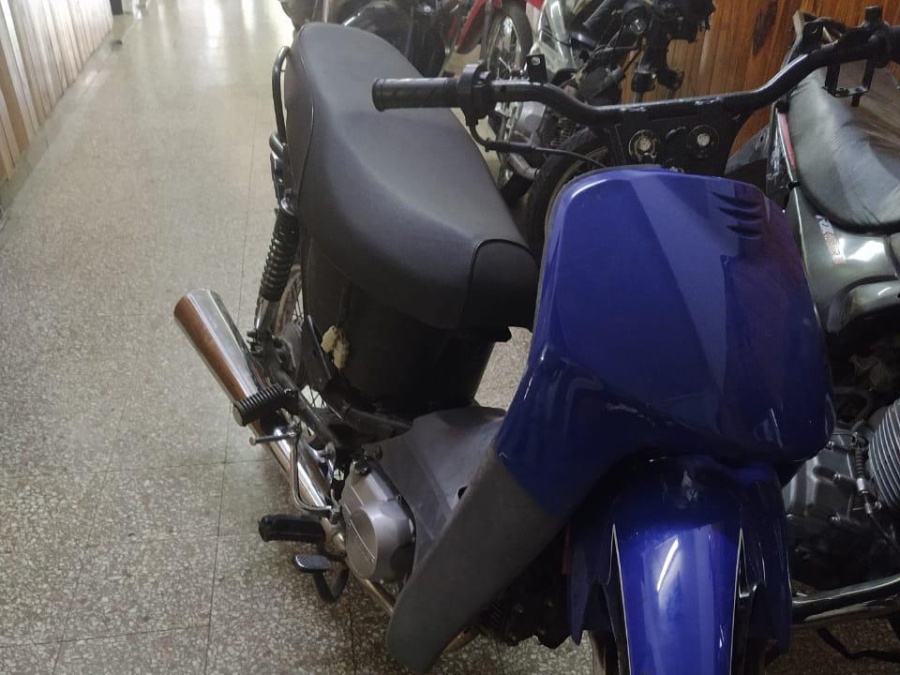 Andaba con una moto robada en Los Hornos, se quiso esconder de un control policial y se terminó delatando