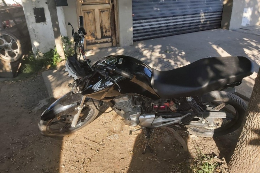 Se tiró de la moto en movimiento cuando lo perseguía la policía en La Plata y ahora está prófugo
