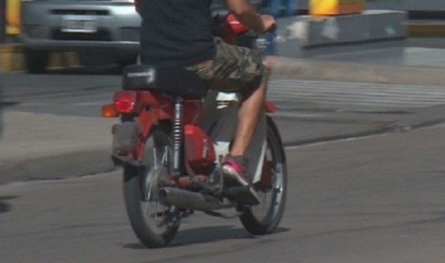 ”Tiraba cortes” con su moto en La Plata y lo detuvieron porque era robada