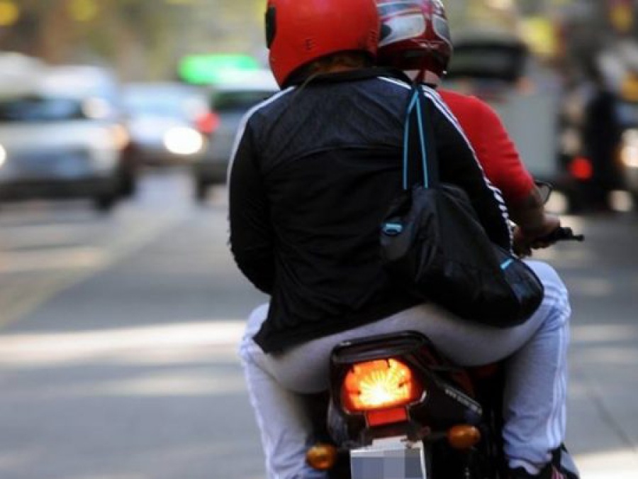 Le quiso robar a dos personas en La Plata pero se cayó de la moto y lo atraparon