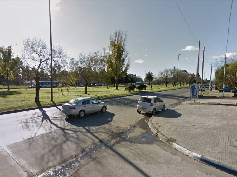 Motochorros inexpertos en La Plata: Quisieron escapar por la Avenida 72 pero no sabían encender la moto