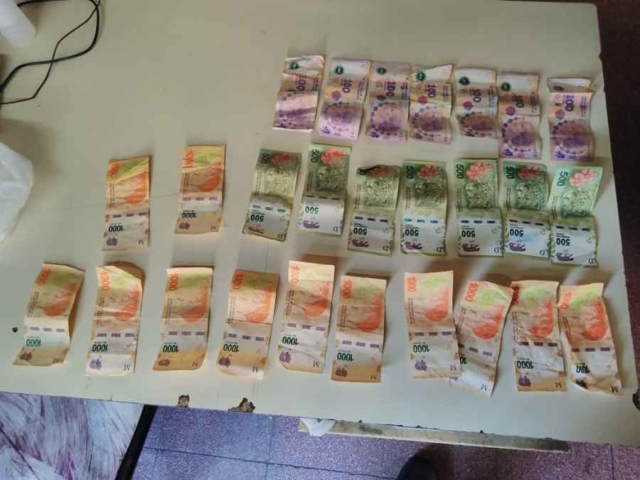 Se quedó a dormir en la casa de su amiga en La Plata y cuando se fue le robó 20 mil pesos