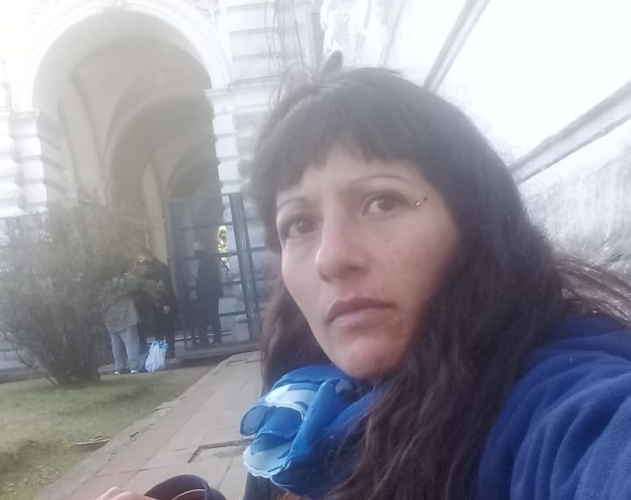 La historia de la mujer que va a la Municipalidad de La Plata y espera ayuda tras vivir una tragedia: “Estoy muy deprimida”