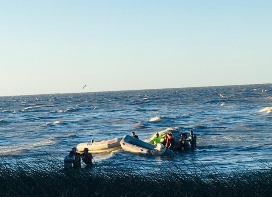Murió ahogado un platense de 28 años en el Río de La Plata: a su pareja lograron rescatarla