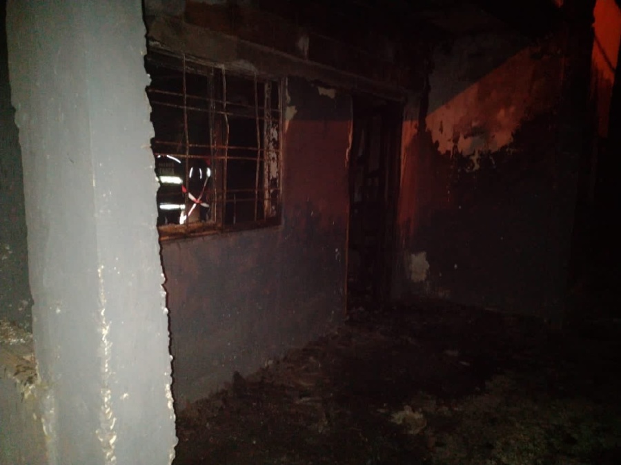 Murió un hombre en Ensenada tras prenderse fuego su casa y quedar encerrado