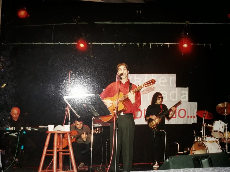 Le robaron su guitarra a un reconocido músico platense y desde España le regalarán una: ”Estoy inundado de emoción”