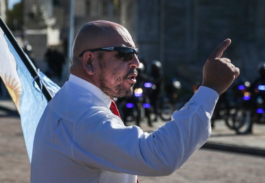 Quién es el militante neonazi que atacó y amenazó a una fotógrafa en la marcha anticuarentena