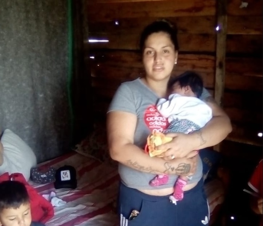 Llegó de Córdoba a La Plata con cuatro chiquitos y ”sobreviven”: no tiene piso, luz ni baño