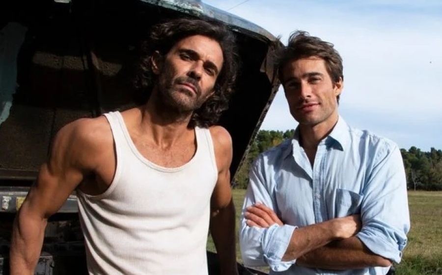 La foto del beso entre Mariano Martínez y Rodrigo Guirao Díaz en el rodaje de Humo bajo el agua