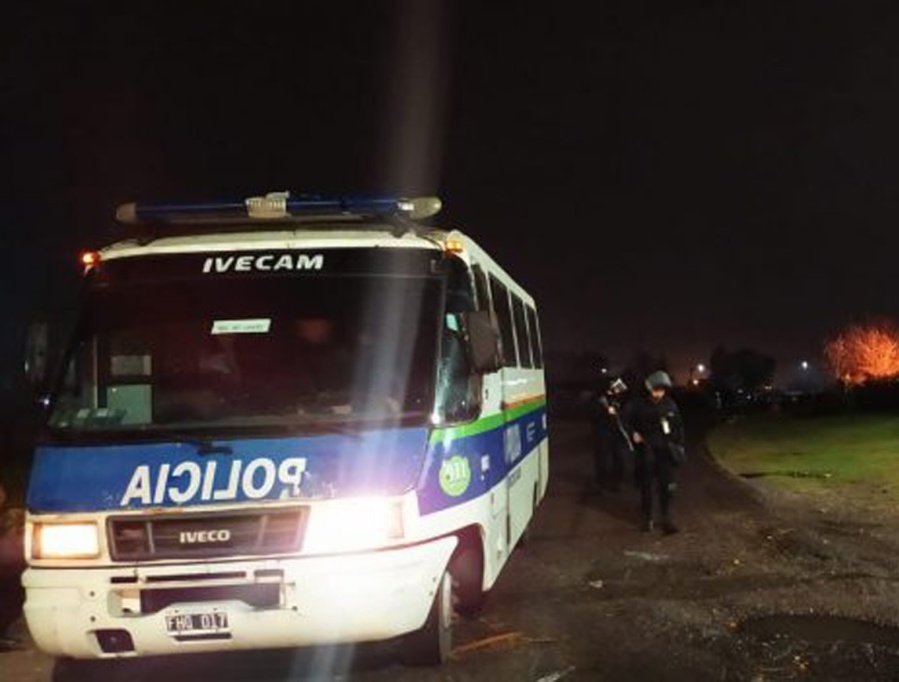 Con solo 13 años, robó en un obra de 9 y 505 y trató de escapar por una ventana de aluminio