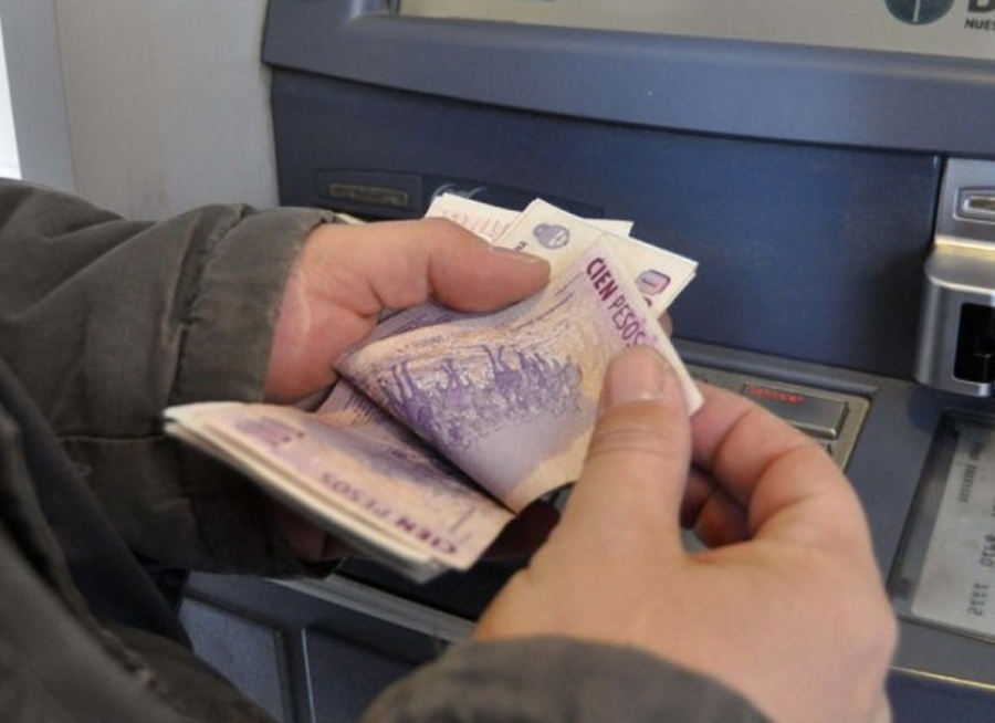 Odisea para sacar dinero de los cajeros en Gonnet: 100 metros de fila