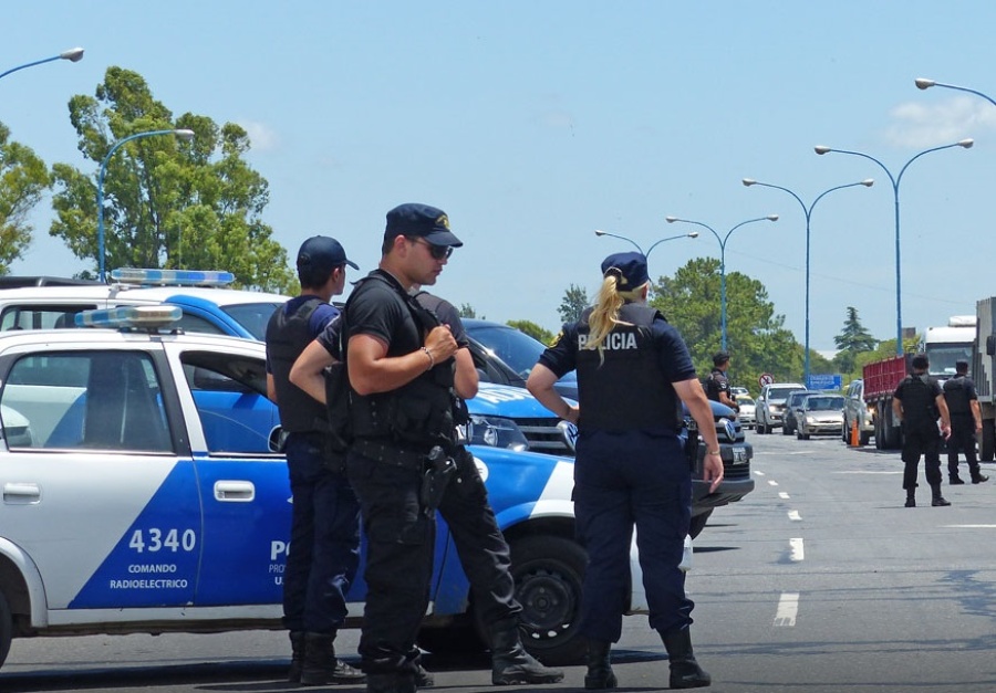 Robaron un auto en marcha, lo descartaron para huir en otro vehículo y fueron detenidos tras un operativo cerrojo en La Plata
