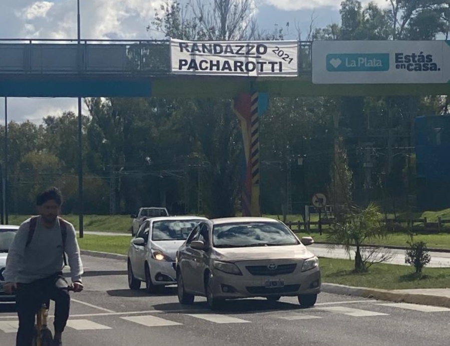 “Randazzo – Pacharotti 2021”: los carteles que ya se ven en La Plata y unas caminatas muy sugerentes