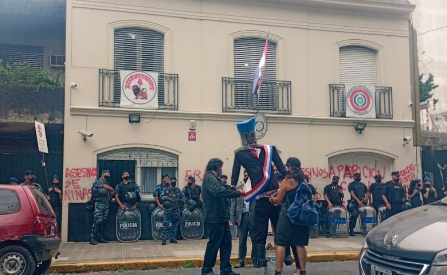 Exigieron justicia en el consulado paraguayo de La Plata por el asesinato de dos niñas argentinas y la desaparición de una