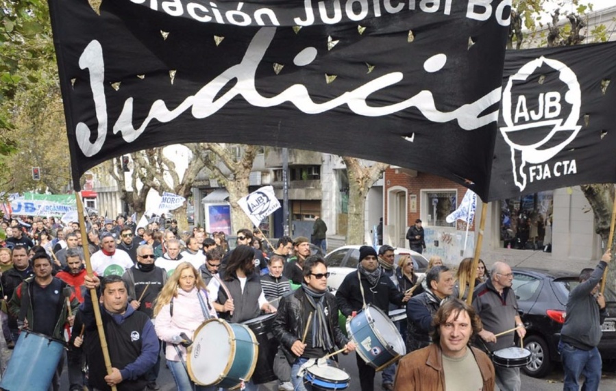 Los judiciales bonaerenses realizaron una presentación para pedir la ”urgente reapertura de la negociación salarial”