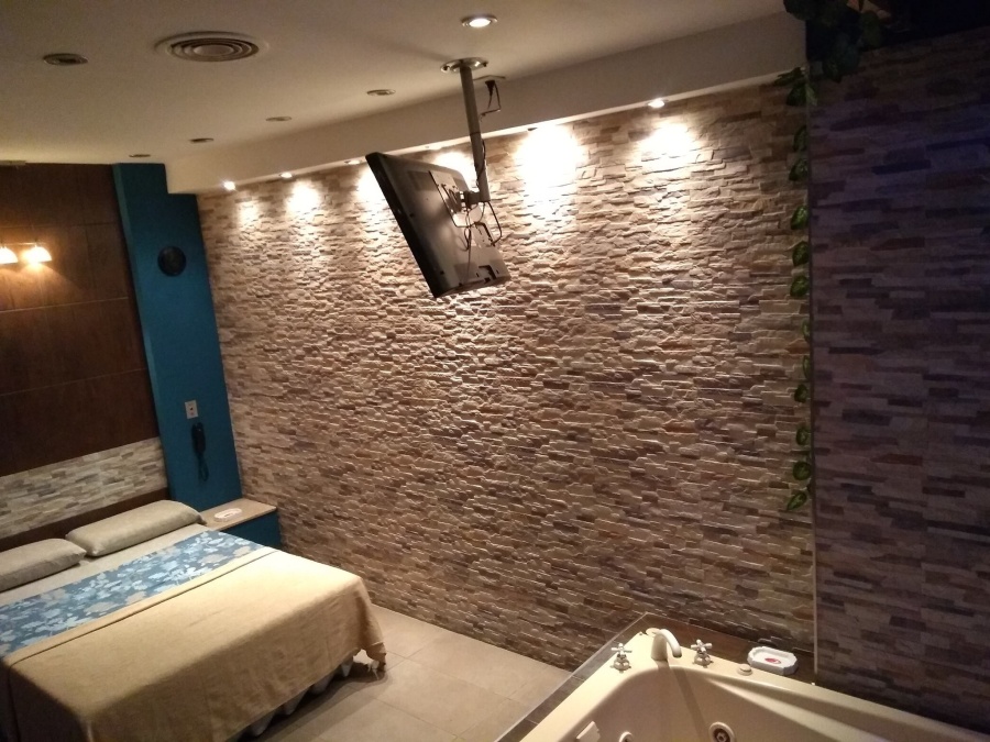 Fue a un hotel de La Plata con su novia, lo metieron preso por abuso pero el conserje no oyó nada: ”Le hicieron una cama”