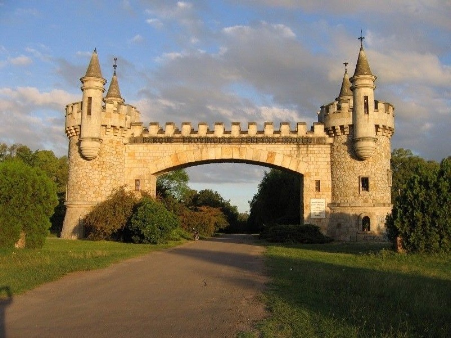 Las historias paranormales detrás del Parque Pereyra y el ”Árbol de Cristal”